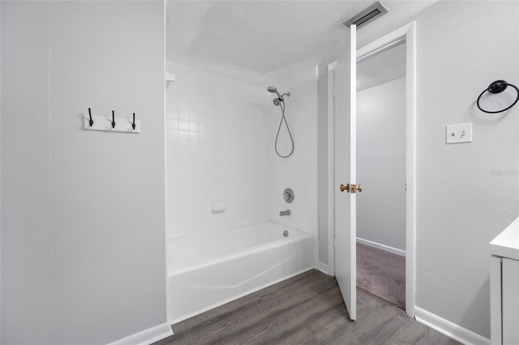 Activo con contrato: $485,000 (4 camas, 2 baños, 2232 Pies cuadrados)