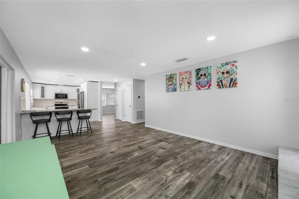 Activo con contrato: $485,000 (4 camas, 2 baños, 2232 Pies cuadrados)