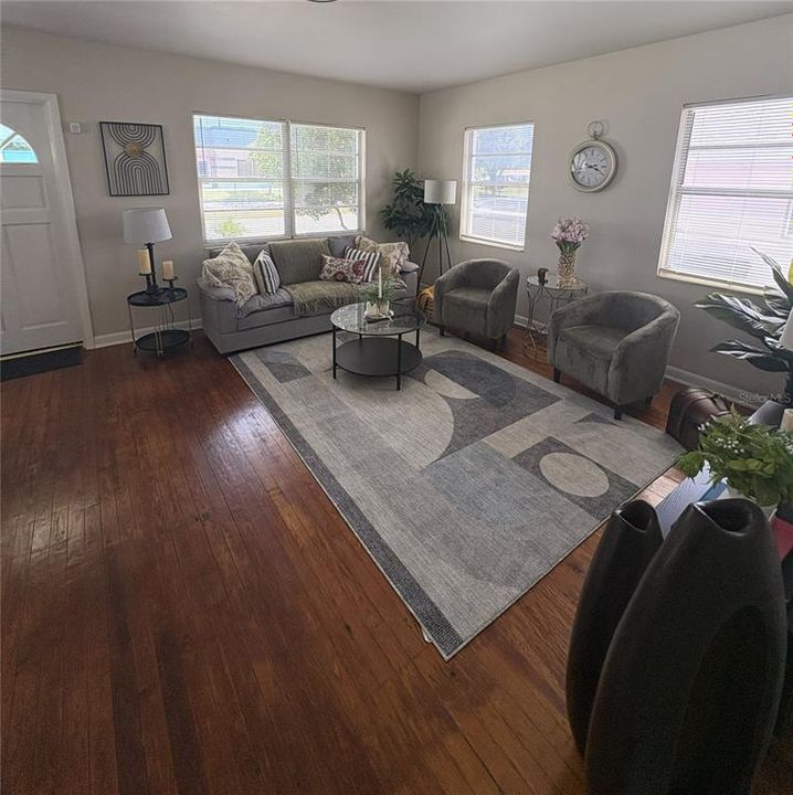 На продажу: $309,900 (3 спален, 1 ванн, 1060 Квадратных фут)