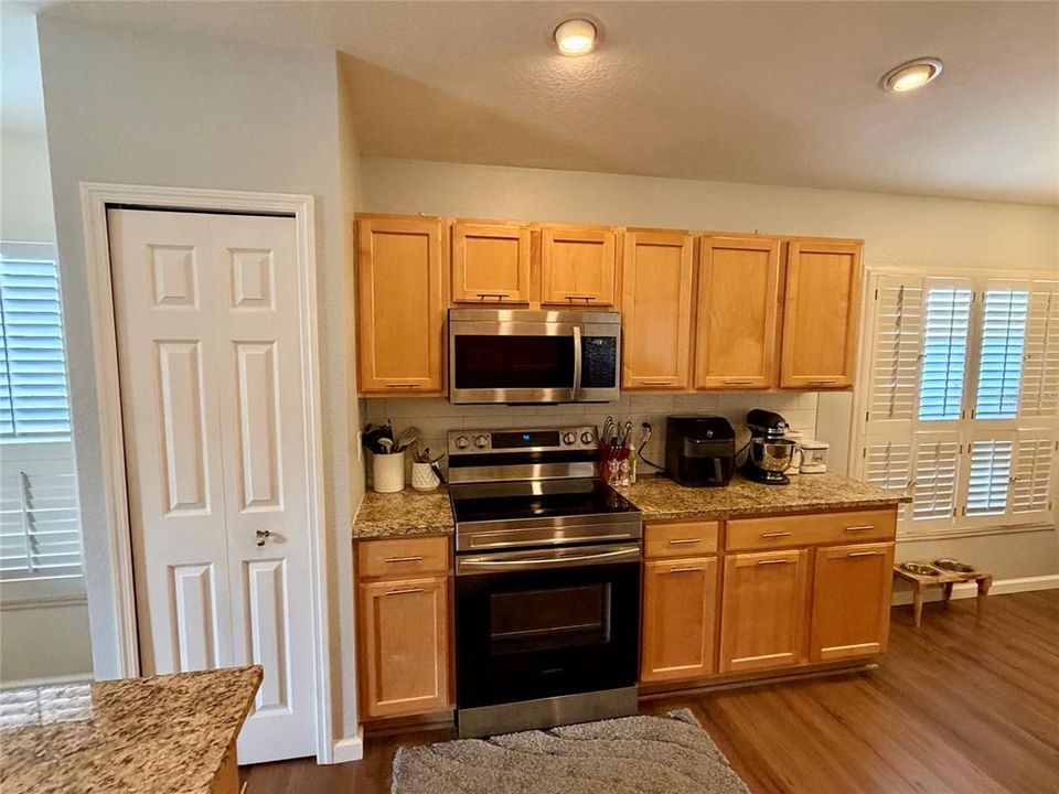 Active With Contract: $329,900 (3 beds, 2 baths, 1626 Square Feet)