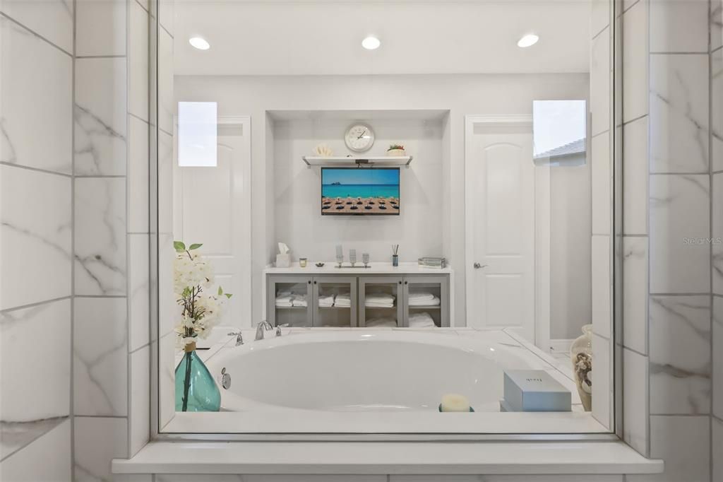 For Sale: $1,495,000 (6 beds, 5 baths, 4882 Square Feet)