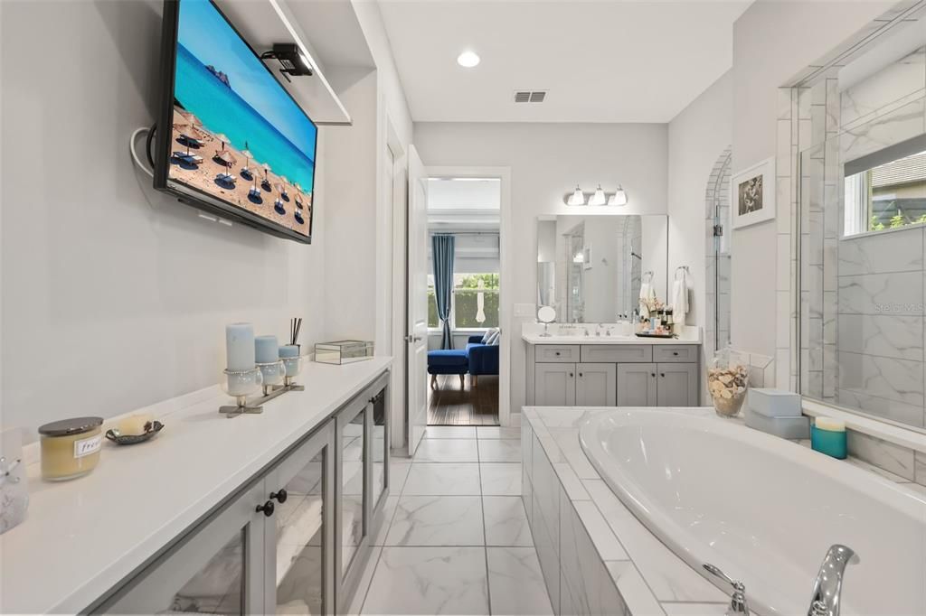 For Sale: $1,495,000 (6 beds, 5 baths, 4882 Square Feet)