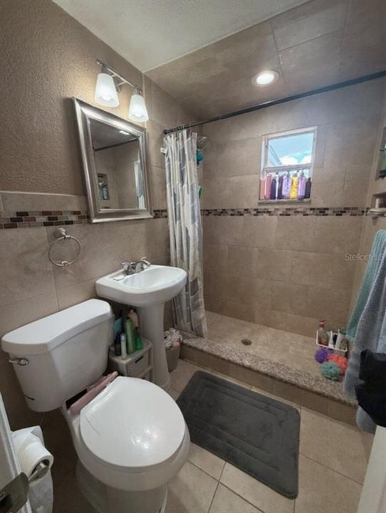For Sale: $350,000 (3 beds, 1 baths, 864 Square Feet)