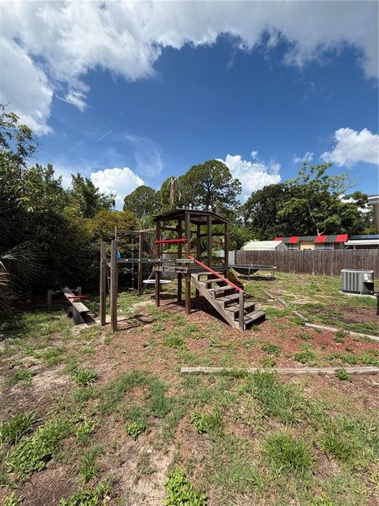 For Sale: $350,000 (3 beds, 1 baths, 864 Square Feet)