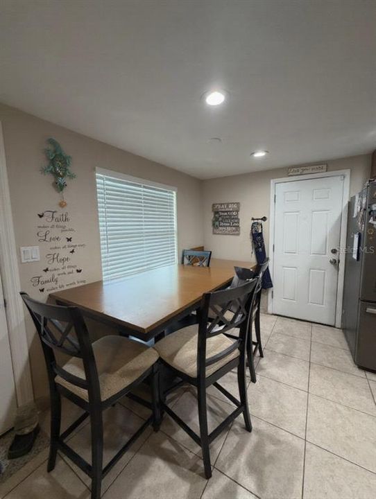 For Sale: $350,000 (3 beds, 1 baths, 864 Square Feet)