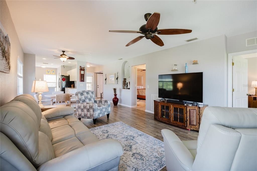 For Sale: $179,900 (3 beds, 2 baths, 1293 Square Feet)