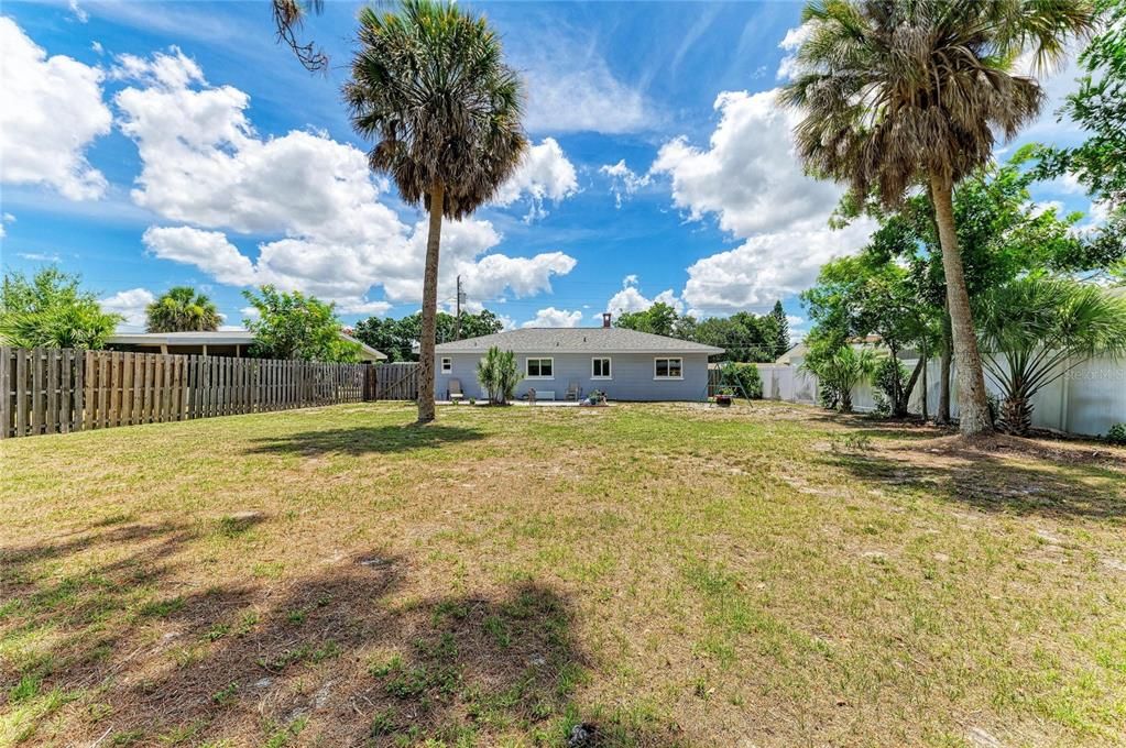 For Sale: $289,000 (2 beds, 1 baths, 891 Square Feet)