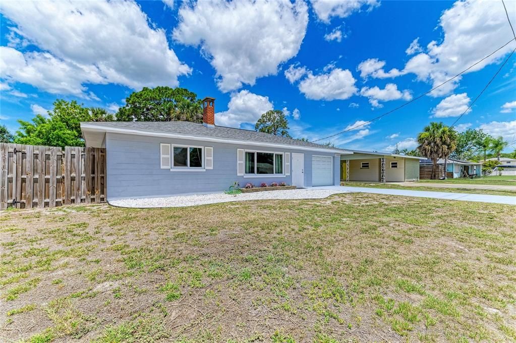 For Sale: $289,000 (2 beds, 1 baths, 891 Square Feet)