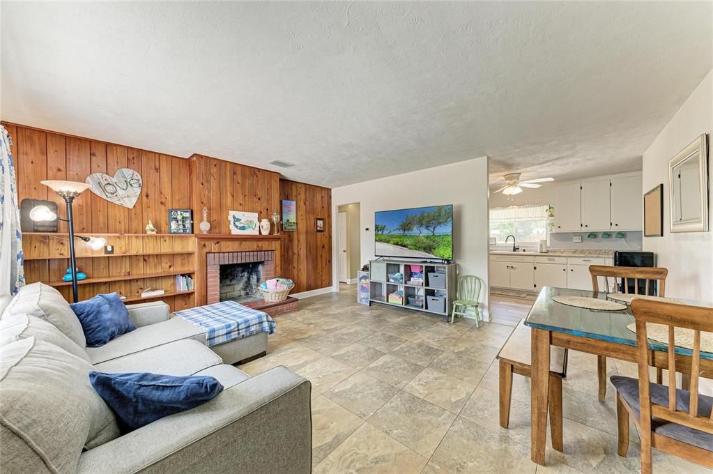 For Sale: $289,000 (2 beds, 1 baths, 891 Square Feet)
