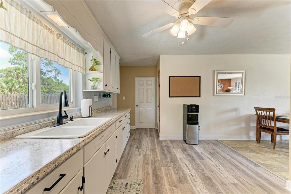 For Sale: $289,000 (2 beds, 1 baths, 891 Square Feet)