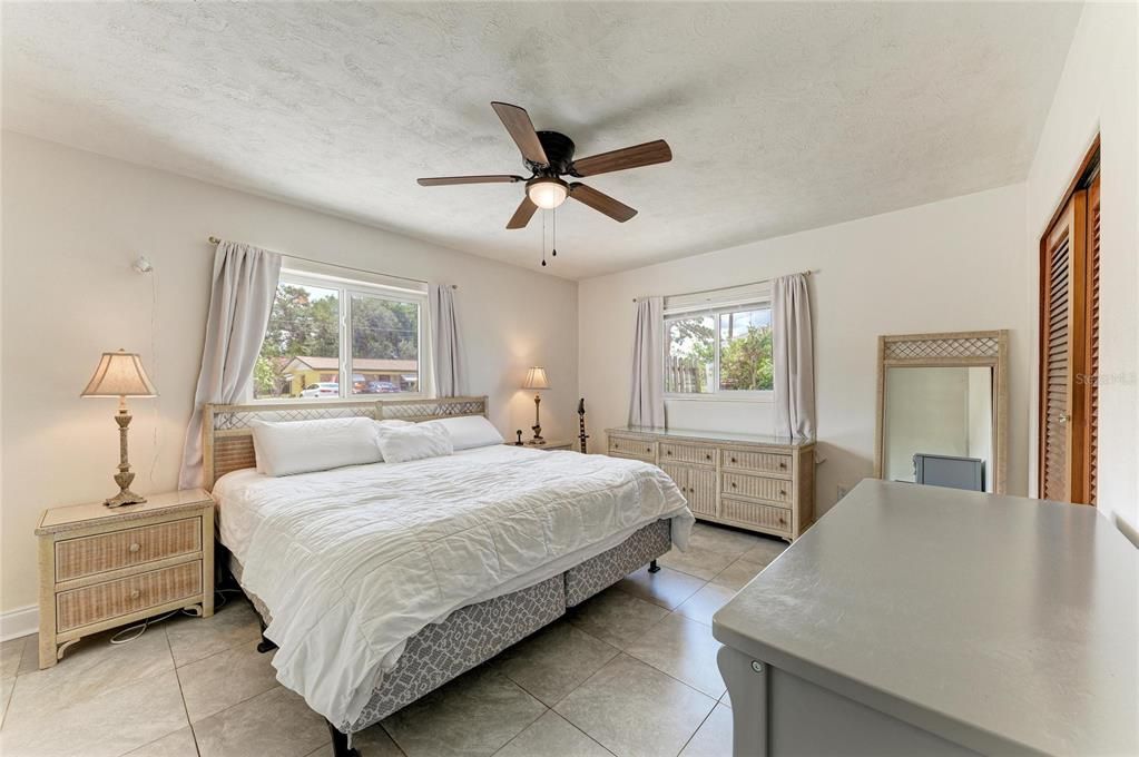 For Sale: $289,000 (2 beds, 1 baths, 891 Square Feet)