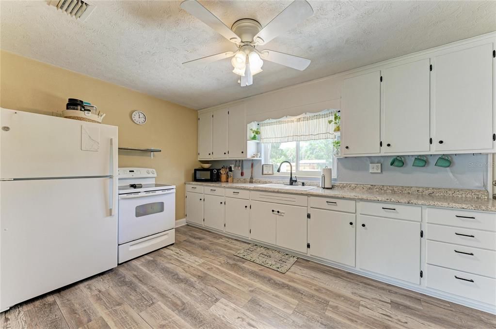 For Sale: $289,000 (2 beds, 1 baths, 891 Square Feet)