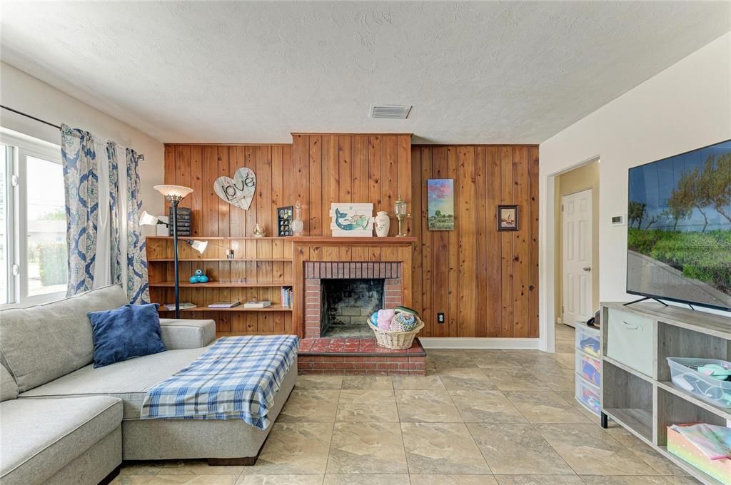 For Sale: $289,000 (2 beds, 1 baths, 891 Square Feet)
