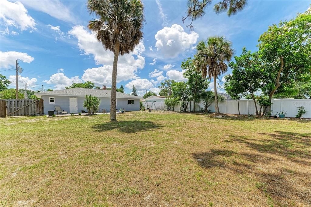 For Sale: $289,000 (2 beds, 1 baths, 891 Square Feet)