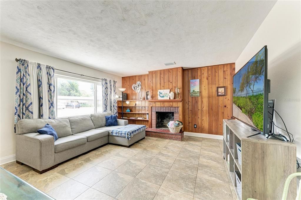 For Sale: $289,000 (2 beds, 1 baths, 891 Square Feet)