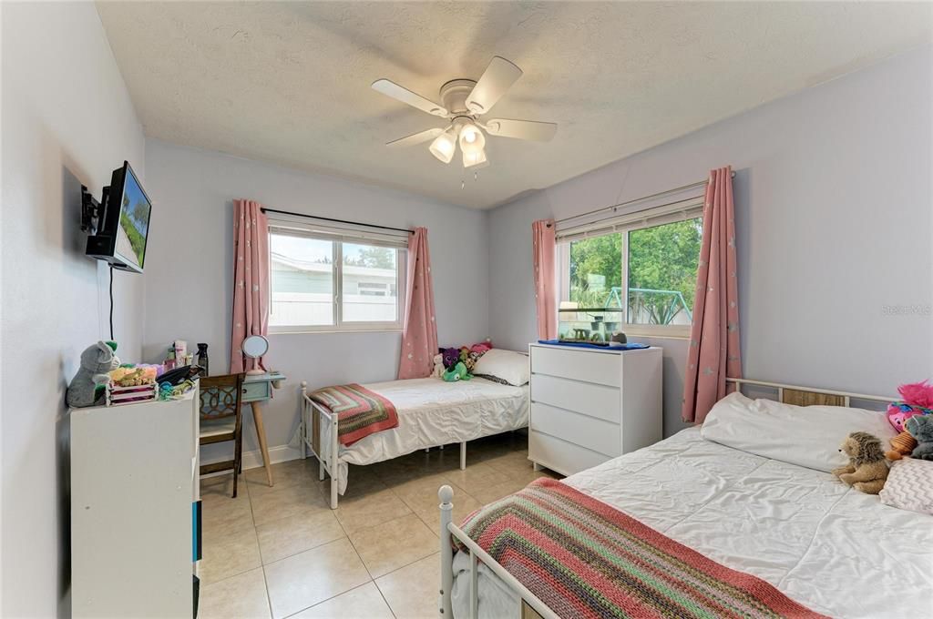 For Sale: $289,000 (2 beds, 1 baths, 891 Square Feet)