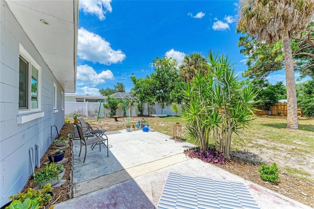 For Sale: $289,000 (2 beds, 1 baths, 891 Square Feet)