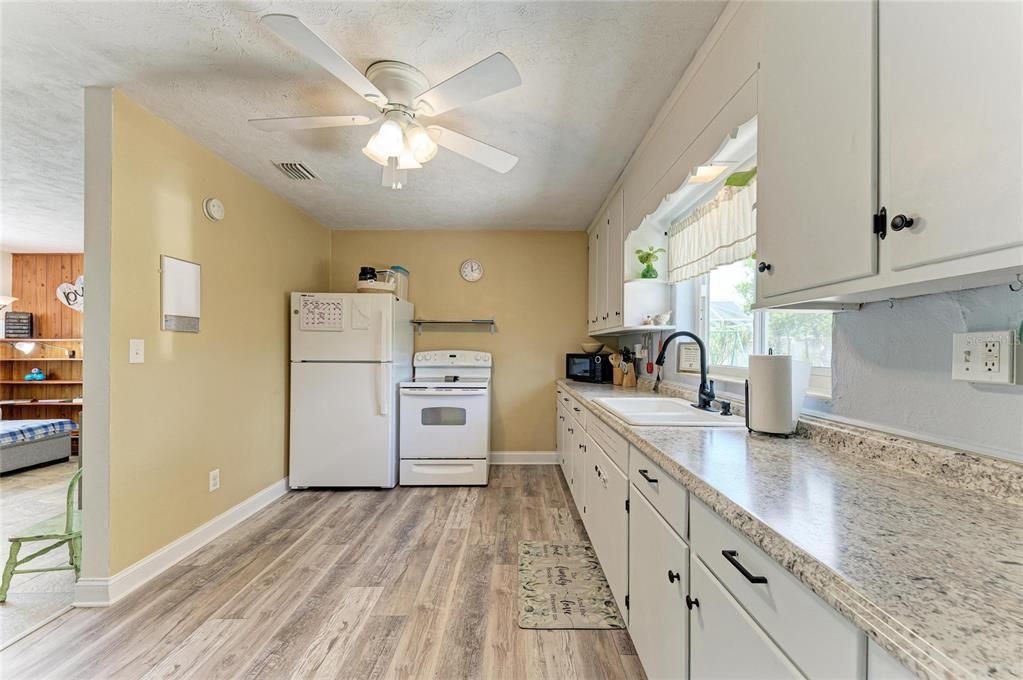 For Sale: $289,000 (2 beds, 1 baths, 891 Square Feet)