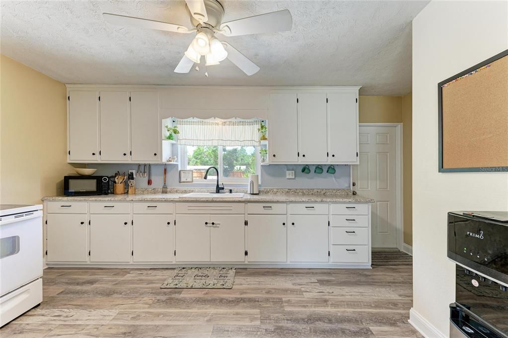 For Sale: $289,000 (2 beds, 1 baths, 891 Square Feet)
