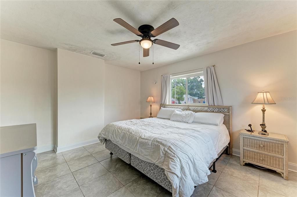 For Sale: $289,000 (2 beds, 1 baths, 891 Square Feet)