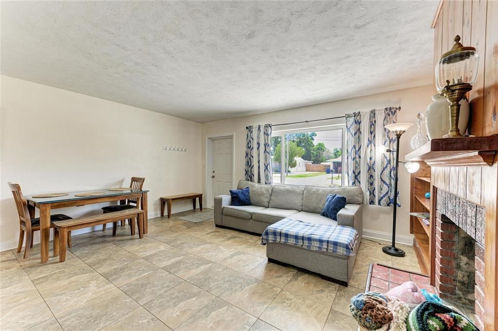 For Sale: $289,000 (2 beds, 1 baths, 891 Square Feet)