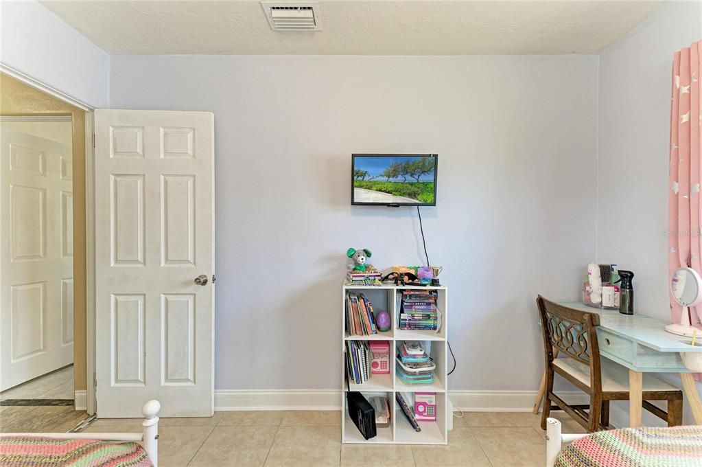 For Sale: $289,000 (2 beds, 1 baths, 891 Square Feet)