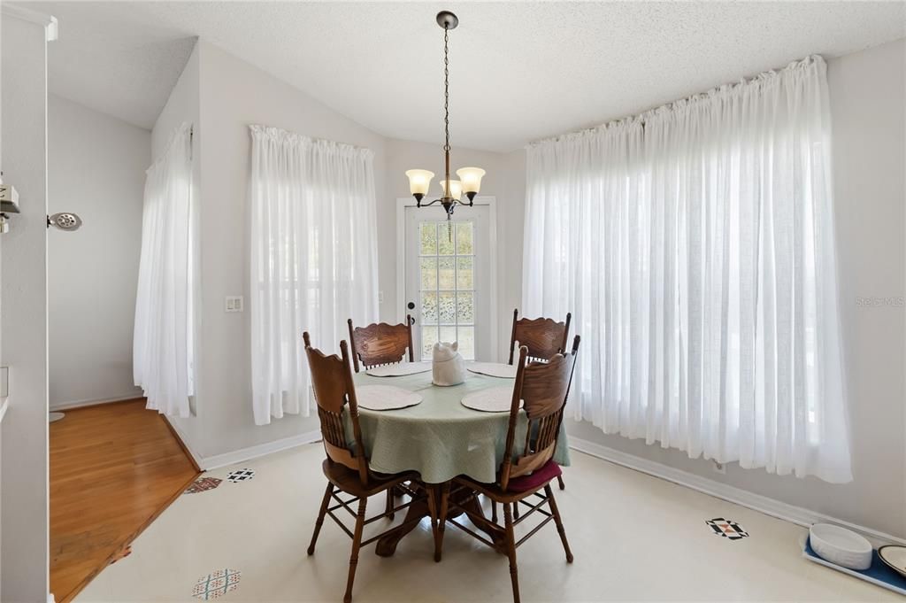 For Sale: $375,000 (3 beds, 2 baths, 1712 Square Feet)