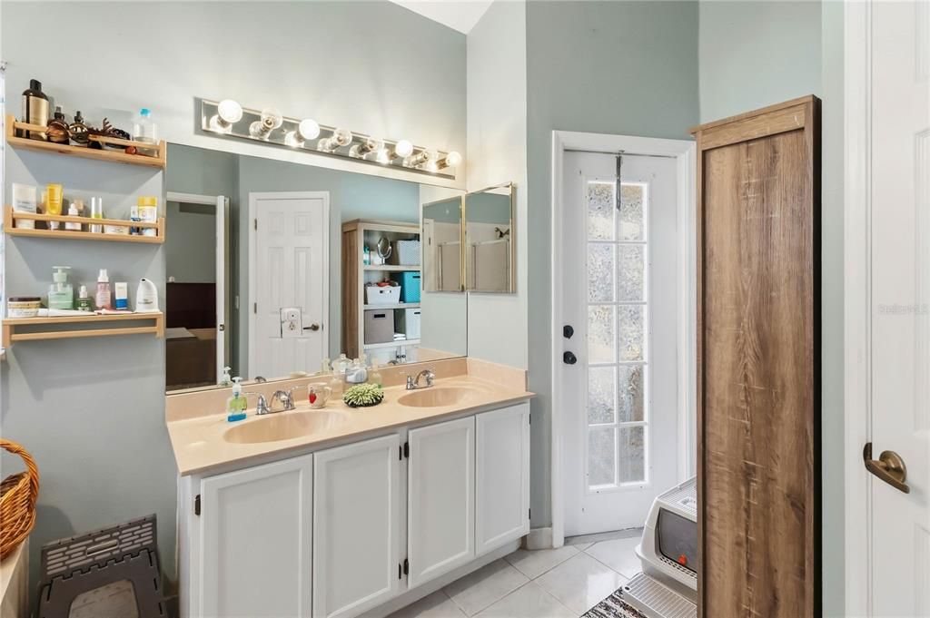 For Sale: $375,000 (3 beds, 2 baths, 1712 Square Feet)