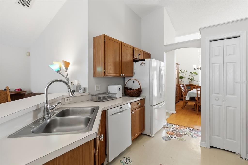 For Sale: $375,000 (3 beds, 2 baths, 1712 Square Feet)