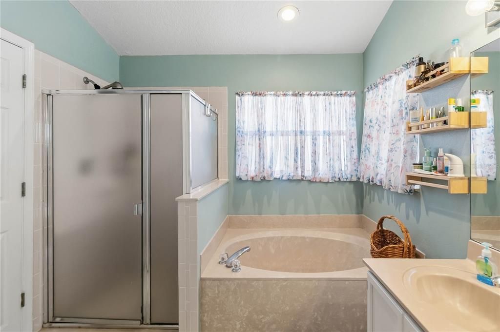 For Sale: $375,000 (3 beds, 2 baths, 1712 Square Feet)