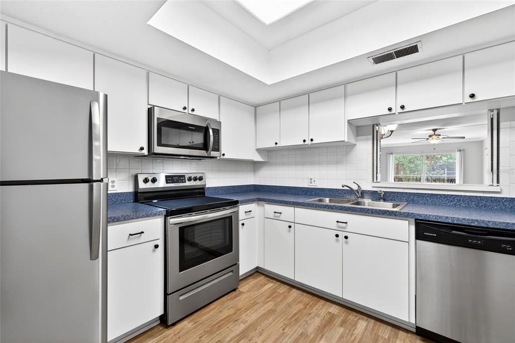 For Sale: $162,500 (2 beds, 2 baths, 1118 Square Feet)