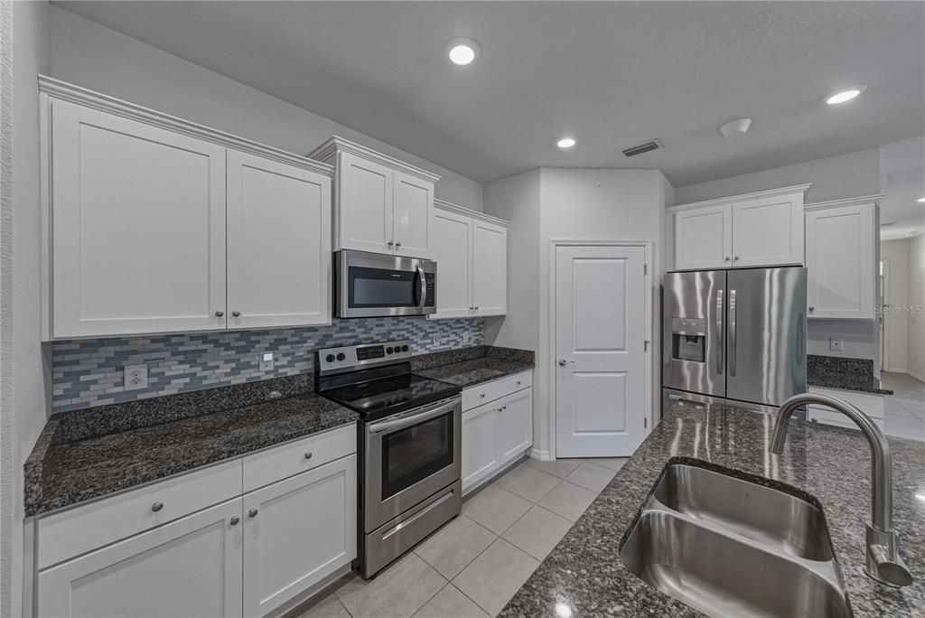 For Sale: $389,900 (2 beds, 2 baths, 1822 Square Feet)
