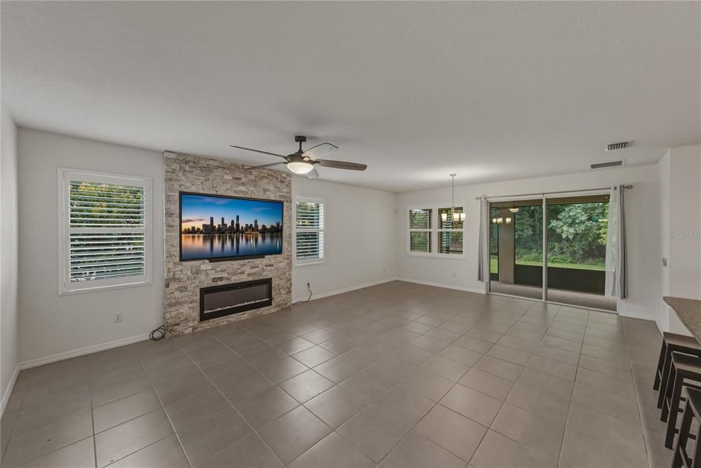 For Sale: $389,900 (2 beds, 2 baths, 1822 Square Feet)