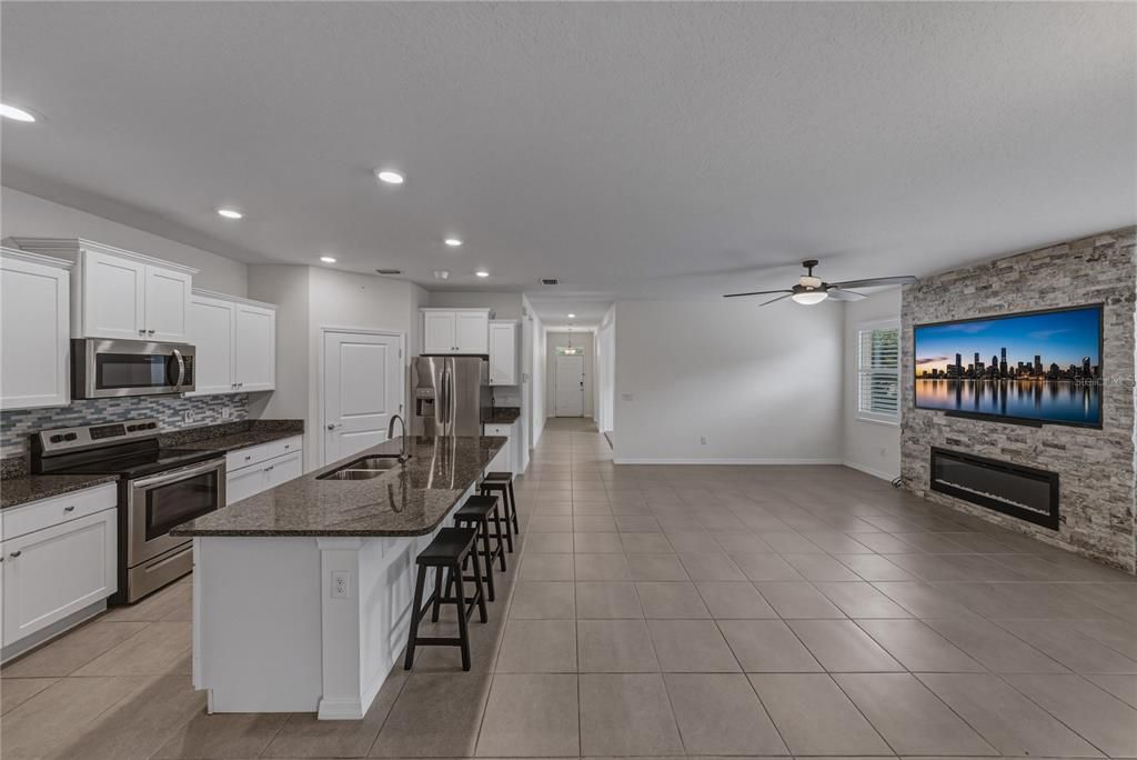For Sale: $389,900 (2 beds, 2 baths, 1822 Square Feet)