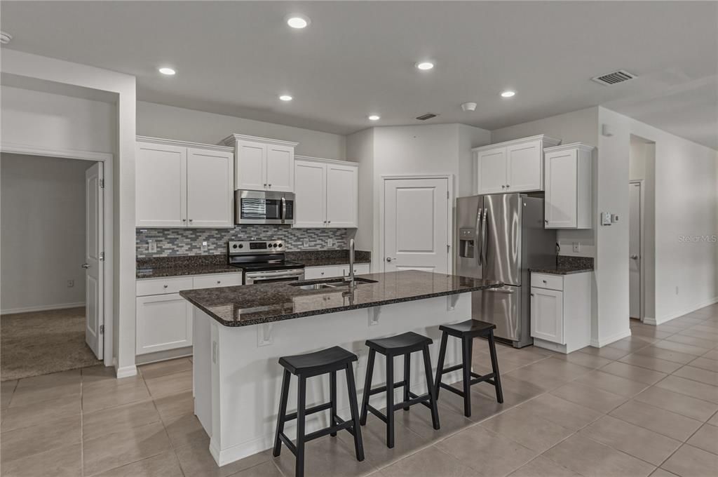 For Sale: $389,900 (2 beds, 2 baths, 1822 Square Feet)