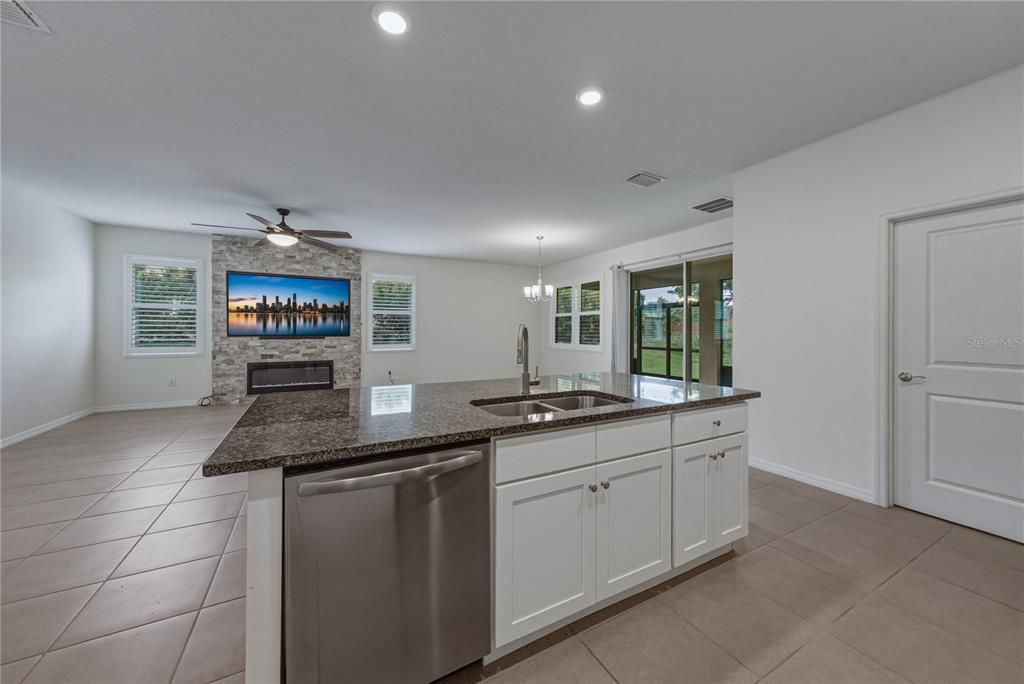 For Sale: $389,900 (2 beds, 2 baths, 1822 Square Feet)
