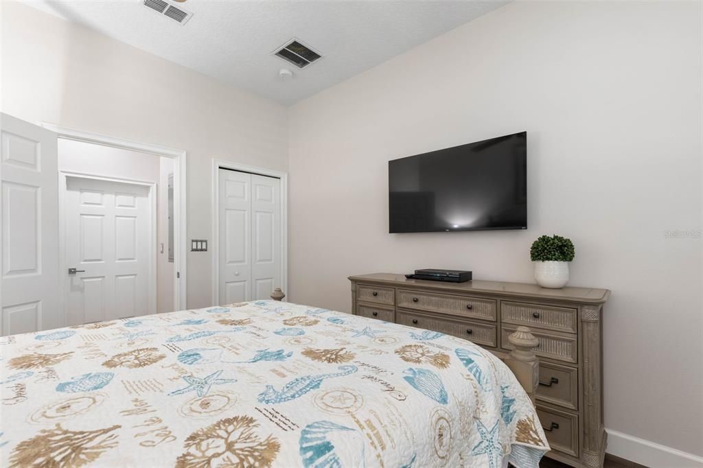 For Sale: $550,000 (3 beds, 2 baths, 1682 Square Feet)