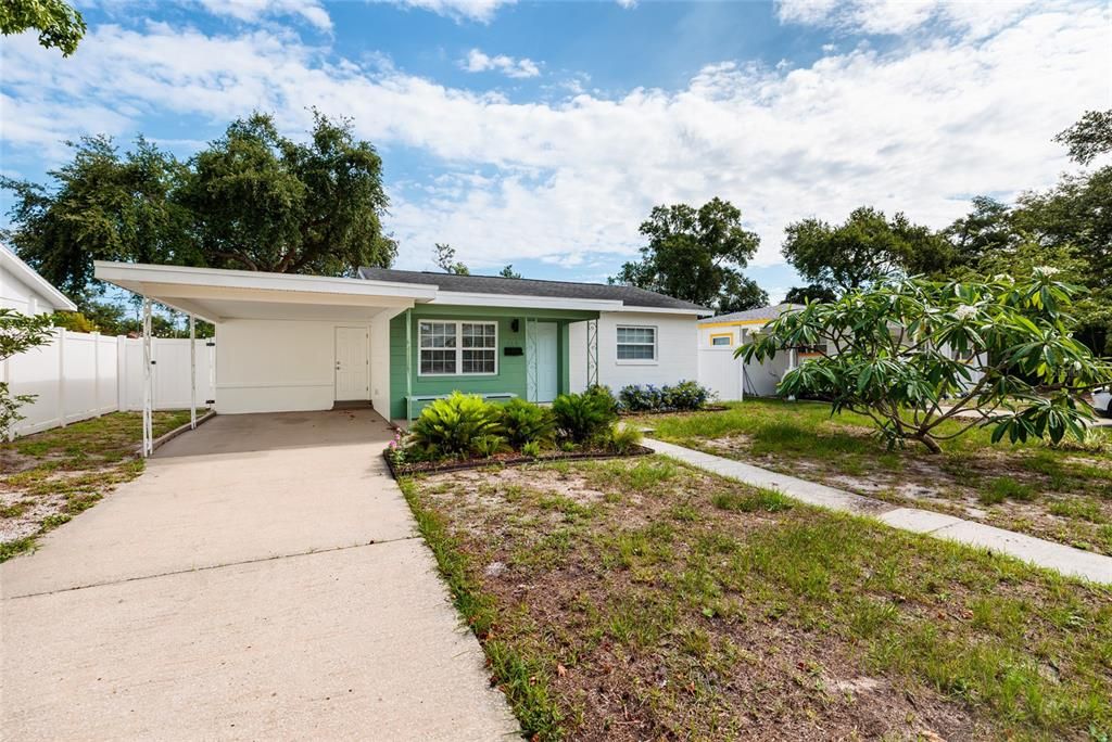 For Sale: $299,000 (2 beds, 1 baths, 818 Square Feet)