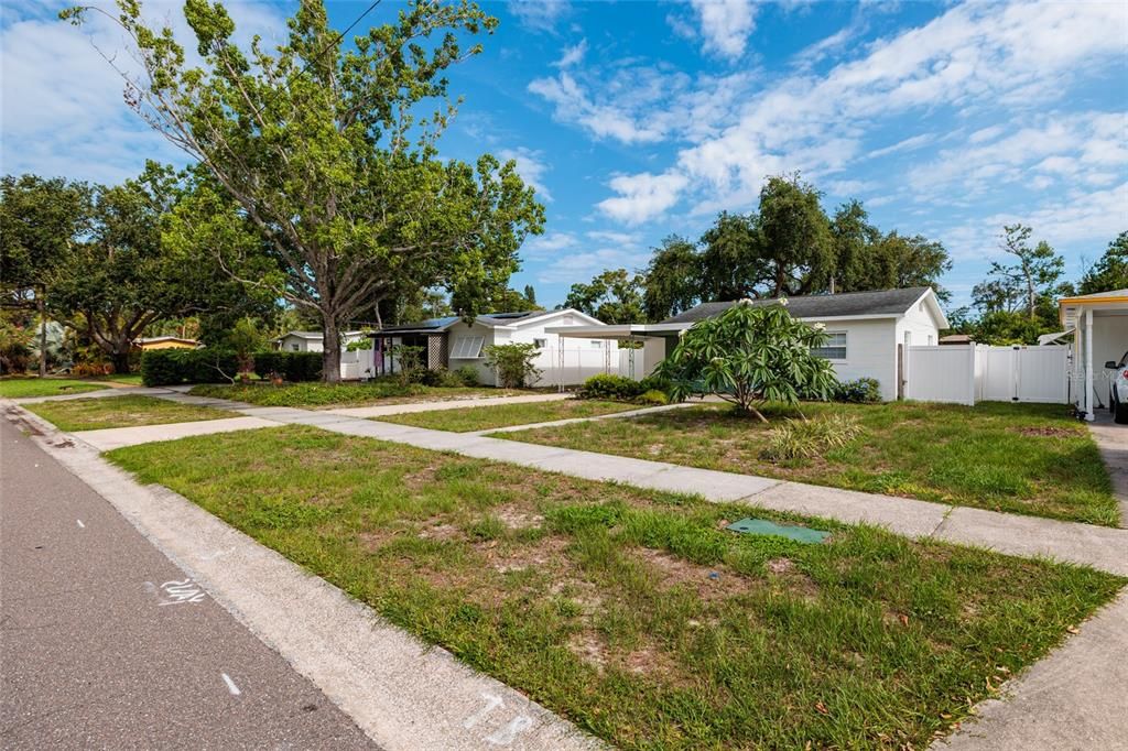 For Sale: $299,000 (2 beds, 1 baths, 818 Square Feet)