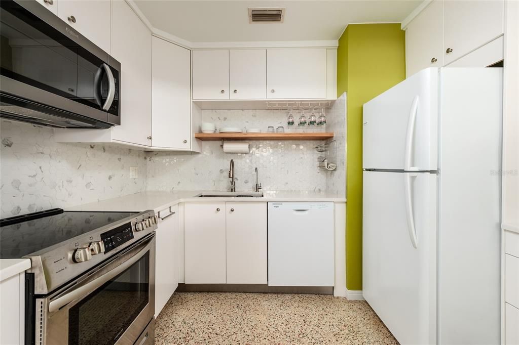 For Sale: $299,000 (2 beds, 1 baths, 818 Square Feet)