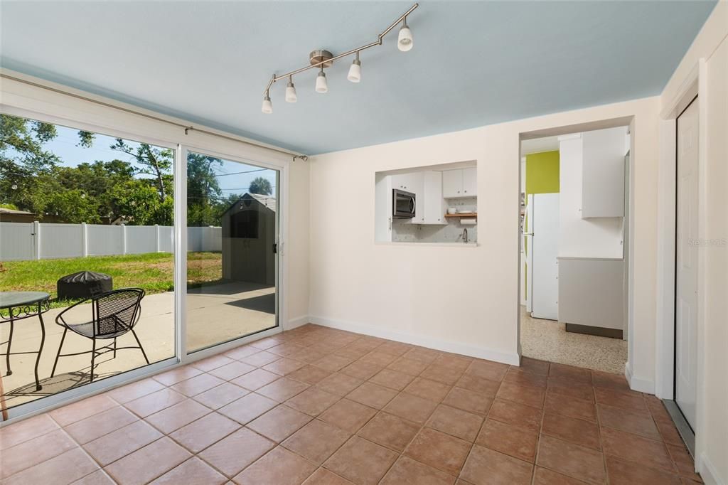 For Sale: $299,000 (2 beds, 1 baths, 818 Square Feet)