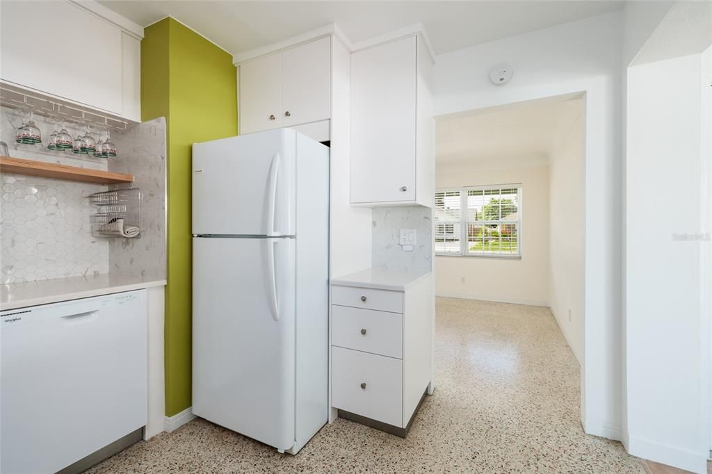 For Sale: $299,000 (2 beds, 1 baths, 818 Square Feet)
