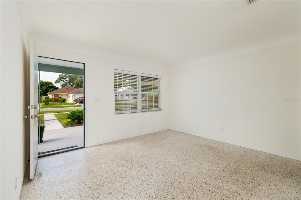 For Sale: $299,000 (2 beds, 1 baths, 818 Square Feet)