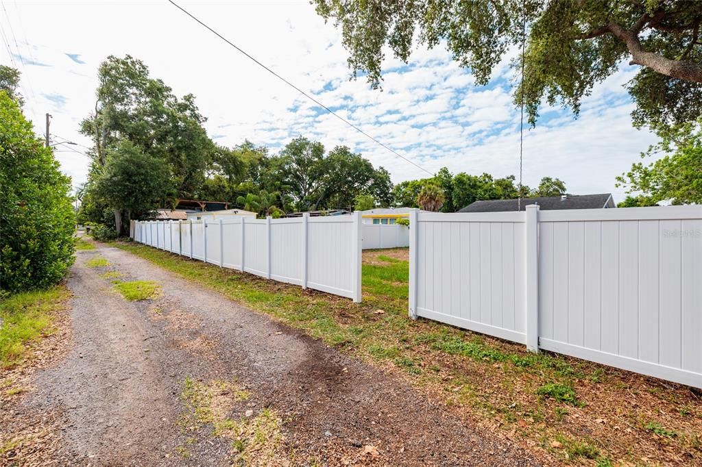 For Sale: $299,000 (2 beds, 1 baths, 818 Square Feet)
