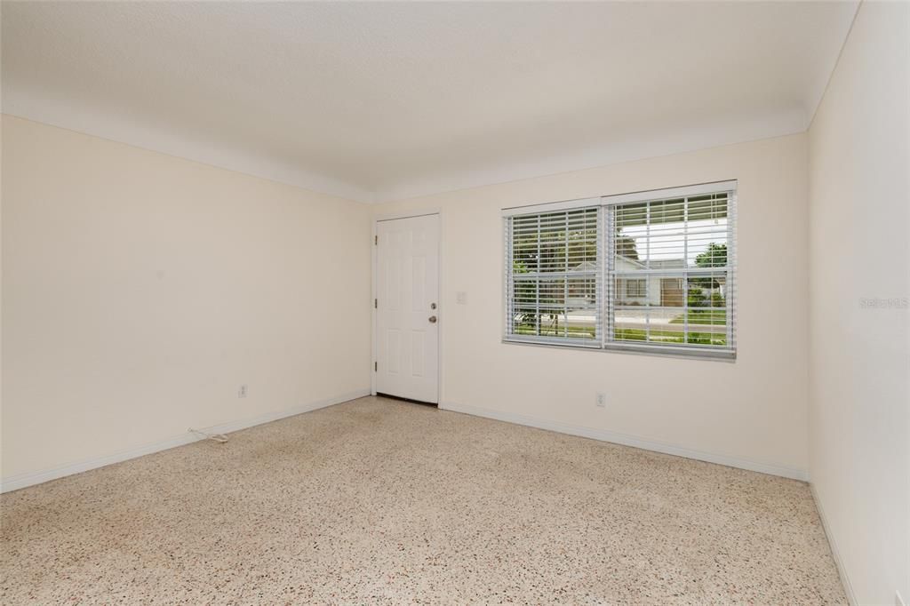 For Sale: $299,000 (2 beds, 1 baths, 818 Square Feet)