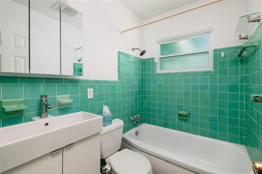 For Sale: $299,000 (2 beds, 1 baths, 818 Square Feet)