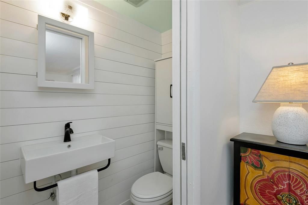 For Rent: $3,000 (2 beds, 1 baths, 870 Square Feet)