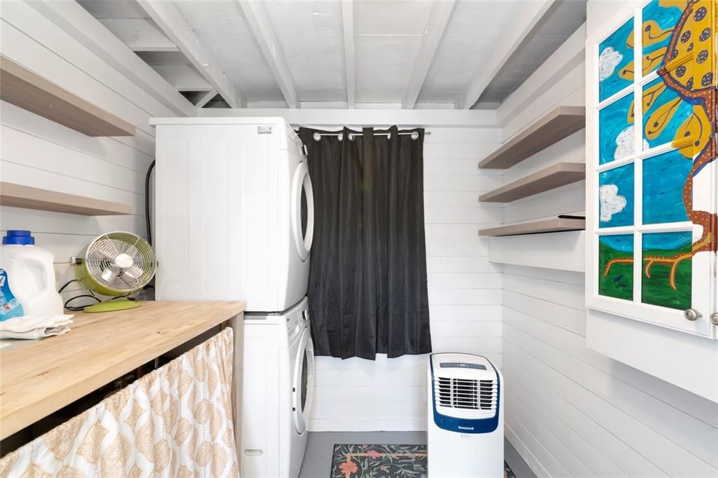 For Rent: $3,000 (2 beds, 1 baths, 870 Square Feet)