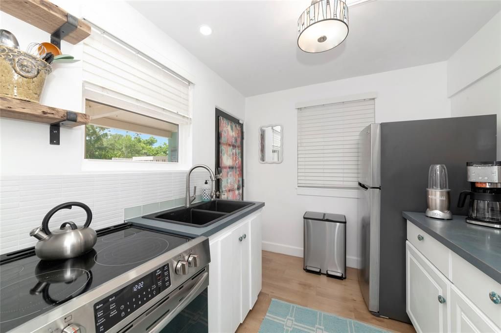 For Rent: $3,000 (2 beds, 1 baths, 870 Square Feet)