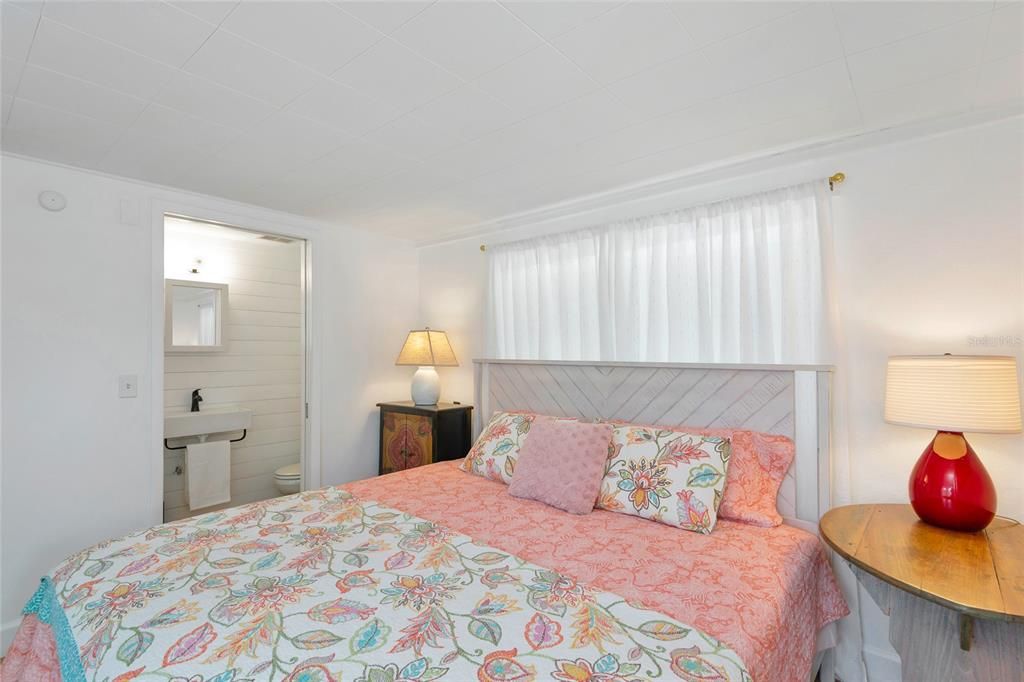 For Rent: $3,000 (2 beds, 1 baths, 870 Square Feet)